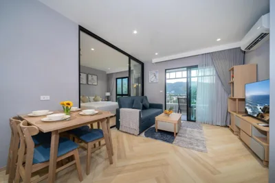Appartamento con una camera da letto, balcone e vista sulle montagne — The Title Legendary Bang Tao Beach